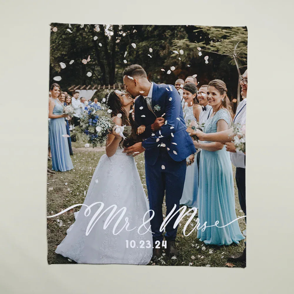 Wedding photo of a couple kissing